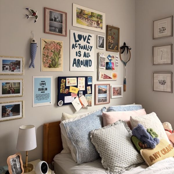 Hiasan Dinding Kamar dengan Postcard dan Foto Polaroid